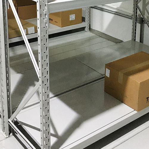 東莞大嶺山倉庫貨架立柱和層板的連接方式